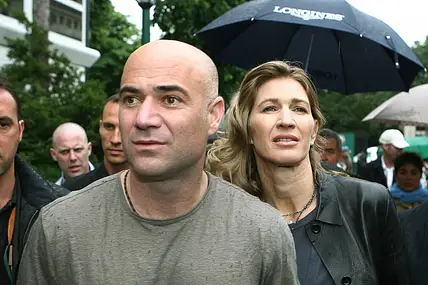 Steffi Graf und Andre Agassi schauen ernst nach vorne.