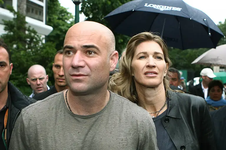 Steffi Graf und Andre Agassi schauen ernst nach vorne.