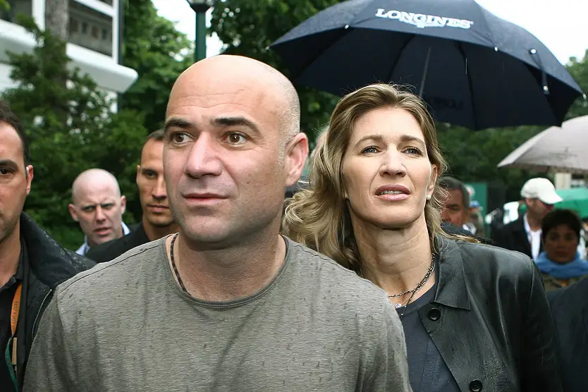 Steffi Graf und Andre Agassi schauen ernst nach vorne.