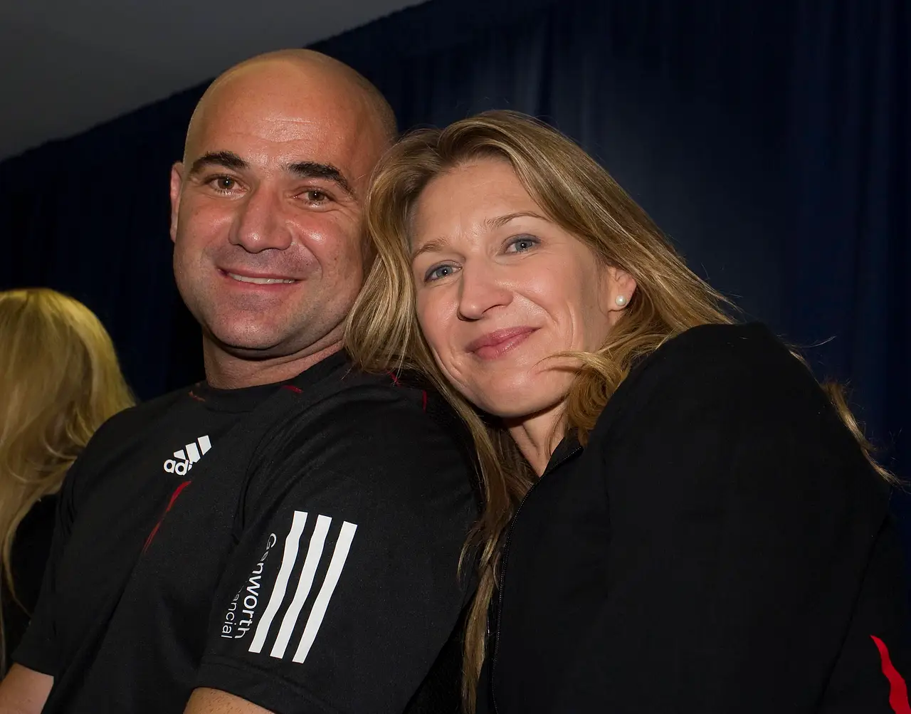 steffi-graf-andre-agassi-vorfreude-enkel-imago1025732980 Steffi Graf kuschelt sich lächelnd an Andre Agassi.