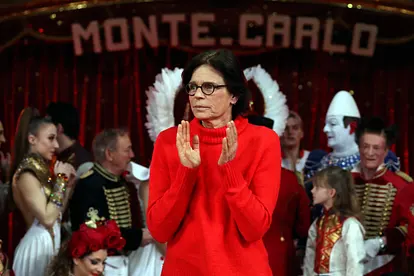 Stéphanie von Monaco klatscht in die Hände.