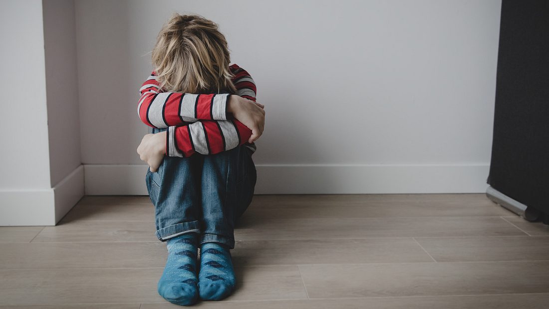 Brutalo-Stiefmutter verbrennt 7-Jährigem den Penis