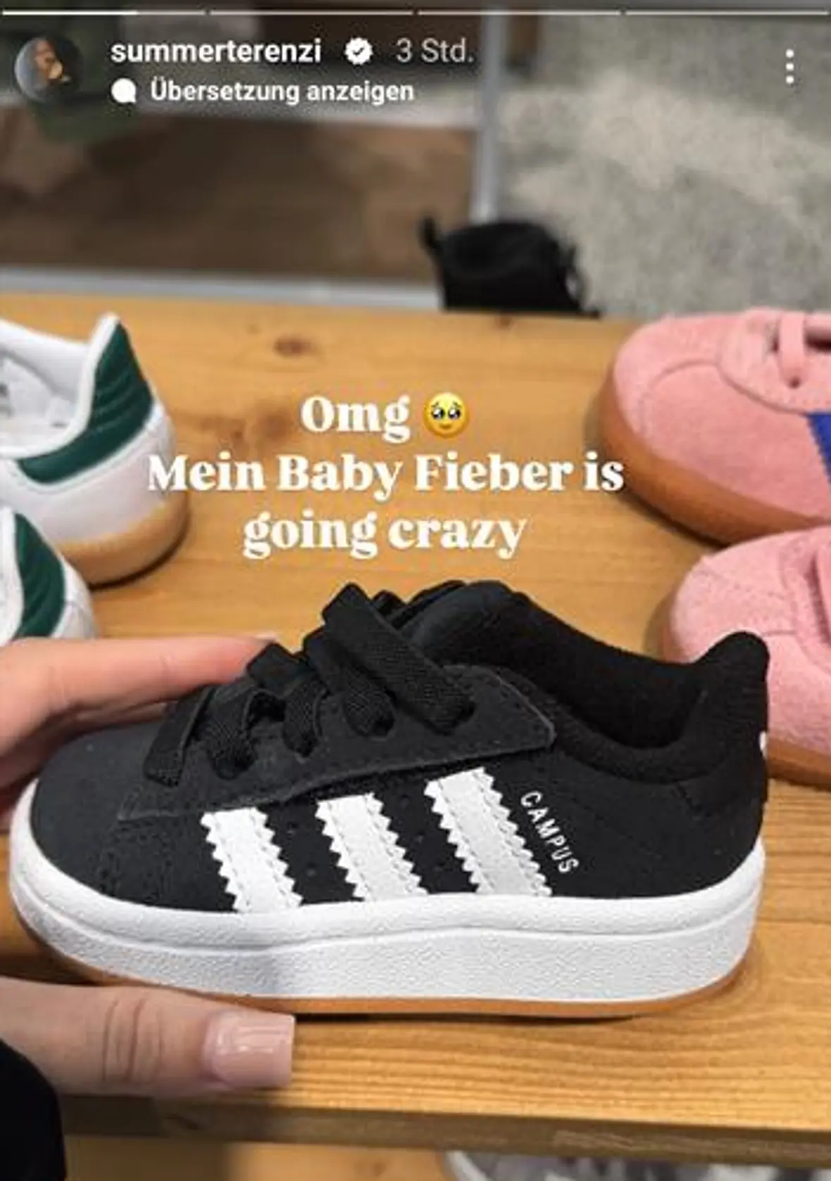 Summer Terenzi zeigt einen Babyschuh in ihrer Instagram-Story Summer Terenzi zeigt einen Babyschuh in ihrer Instagram-Story