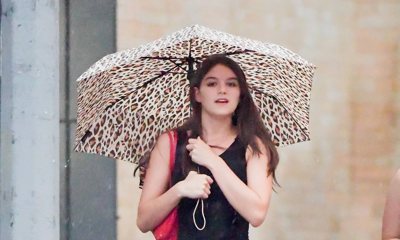Suri Cruise wurde schon wieder von Papa Tom enttäuscht Sie musste lange auf Papas Liebe verzichten: Suri Cruise ist die
Enttäuschung über ihren Vater Tom Cruise anzusehen. - Foto: IMAGO / Cover-Images / Robert O Neil Elder Ordonez