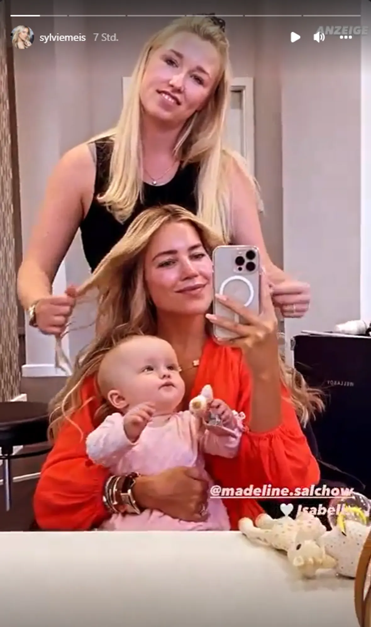 Sylvie Meis zeigt sich mit einem Baby Sylvie Meis zeigt sich mit einem Baby