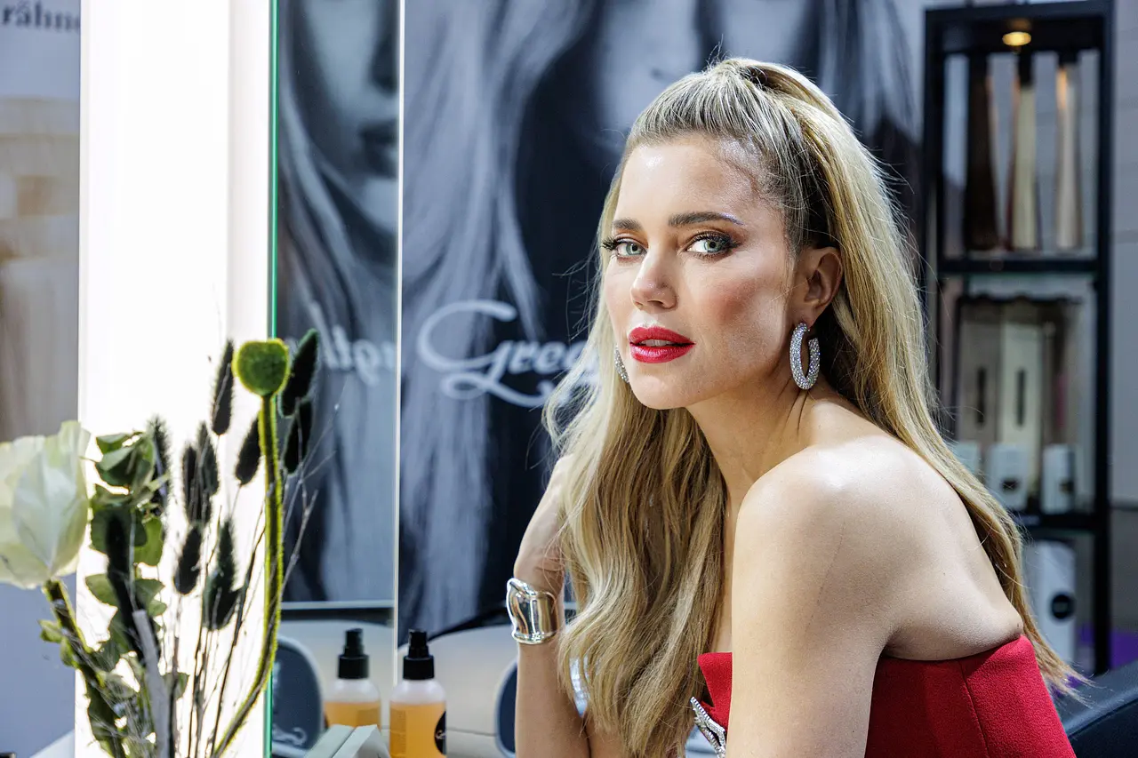 Sylvie Meis blickt ernst in die Kamera.
