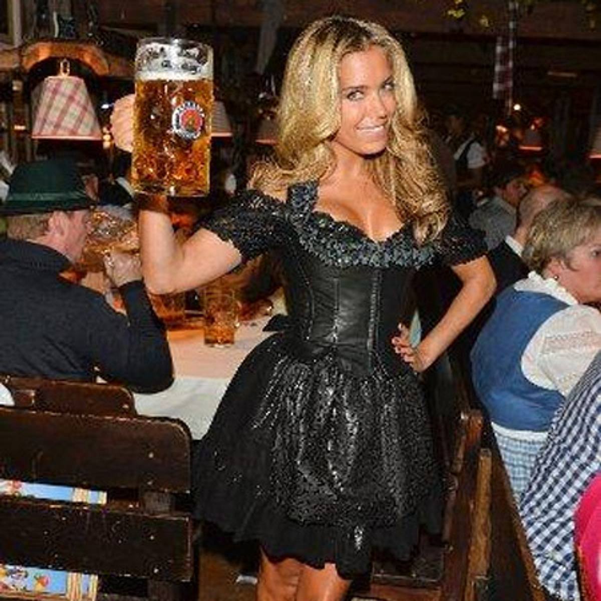 Sylvie van der Vaart trug ein Dirndl von Karl Lagerfeld