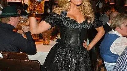 Sylvie van der Vaart trug ein Dirndl von Karl Lagerfeld