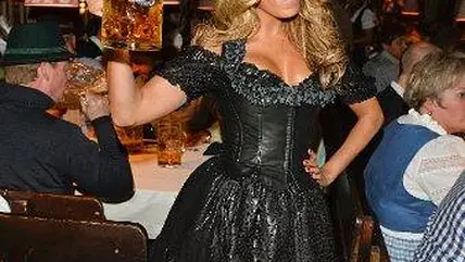 Sylvie van der Vaart trug ein Dirndl von Karl Lagerfeld