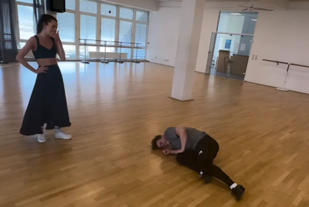 Taliso liegt beim Training plötzlich auf dem Boden, Patricija Ionel steht hilflos daneben, hat die Hand vor dem Mund. Taliso liegt beim Training plötzlich auf dem Boden, Patricija Ionel steht hilflos daneben, hat die Hand vor dem Mund.