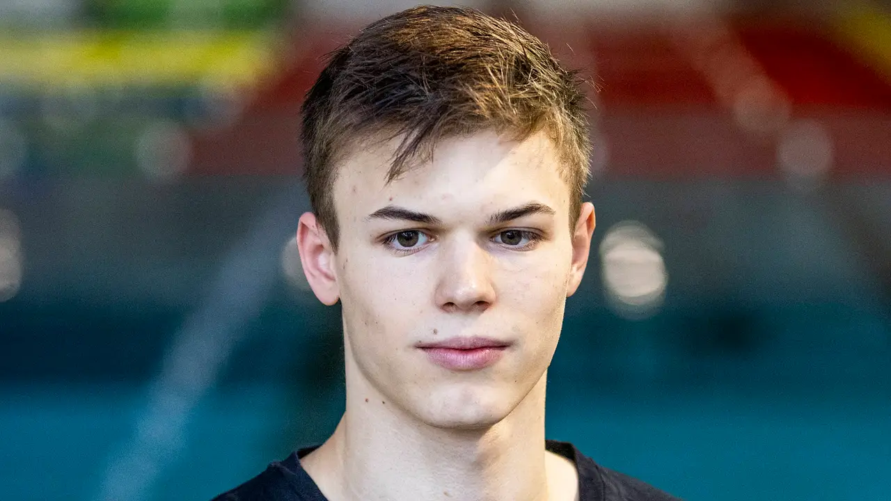 Taliso Engel fürchtet sich vor "Let's Dance"-Aus Taliso Engel nicht bei Lets Dance, sondern in seinem natürlichen Habitat: dem Schwimmbad! - Foto: IMAGO / Mika Volkmann