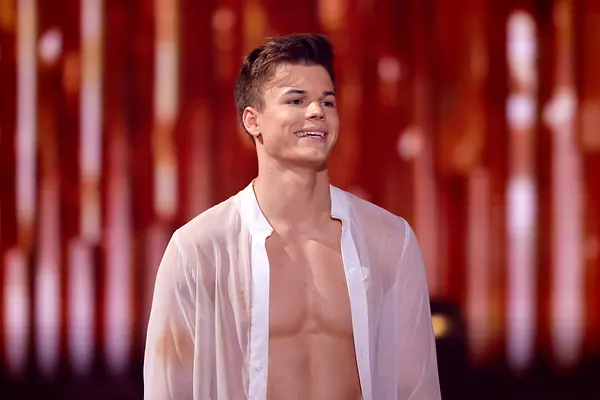 Taliso Engel mit offenem weißem Hemd lächelnd in einer "Let's Dance"-Show.
