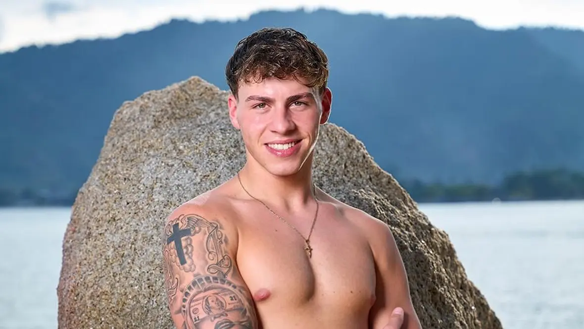 Tano von "Are You The One" lächelt in die Kamera