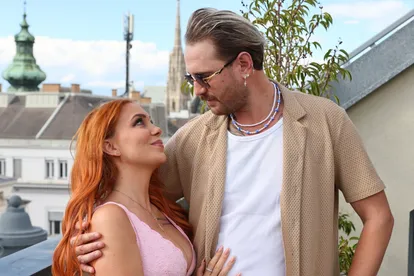 Tara Tabitha und Dennis Lodi stehen auf einem Balkon und schauen sich verliebt in die Augen – jetzt verraten sie ganz neue Pläne! 
