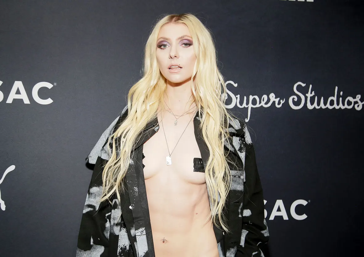 Taylor Momsen schockiert heute mit ihrem Look Taylor Momsen schockiert heute mit ihrem Look