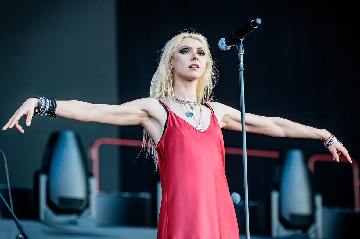 Taylor Momsen bei einem "The Pretty Reckless"-Auftritt 2024 Taylor Momsen bei einem "The Pretty Reckless"-Auftritt 2024