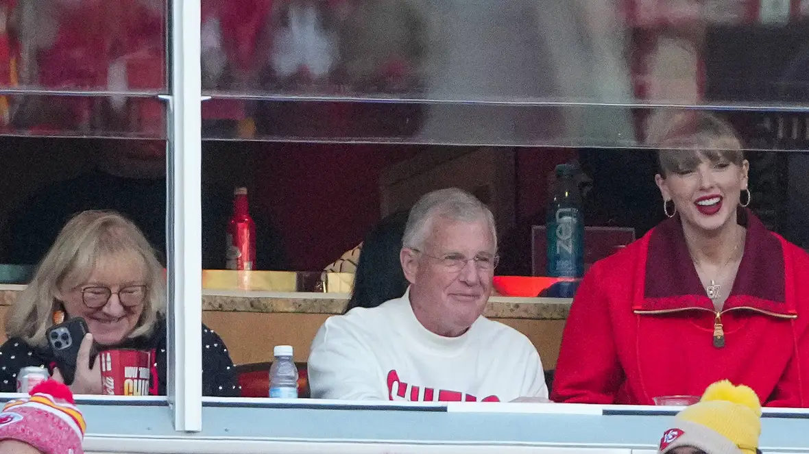 Taylor Swift mit ihrem Vater und Donna Kelce Taylor Swift mit ihrem Vater und Donna Kelce