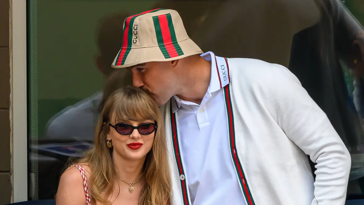 Taylor Swift und Travis Kelce bei einem Tennisspiel