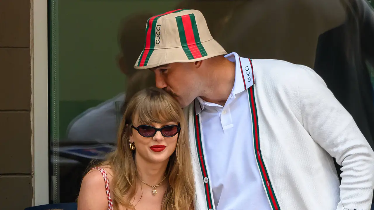 Taylor Swift und Travis Klece bei einem Tennisspiel Taylor Swift und Travis Kelce bei einem Tennisspiel - Foto: IMAGO / Cover-Images