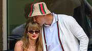 Taylor Swift und Travis Kelce bei einem Tennisspiel - Foto: IMAGO / Cover-Images