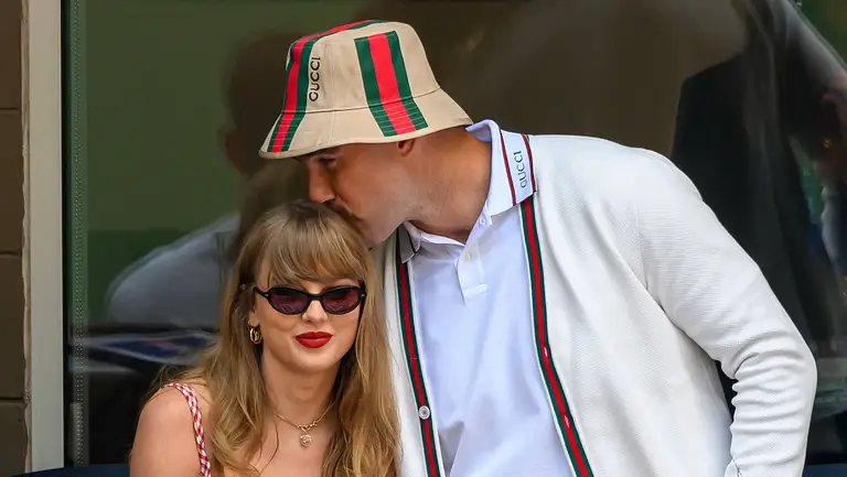 Taylor Swift und Travis Kelce bei einem Tennisspiel