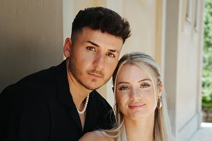 "Temptation Island"-Stars Enrico und Saskia lächeln in die Kamera
