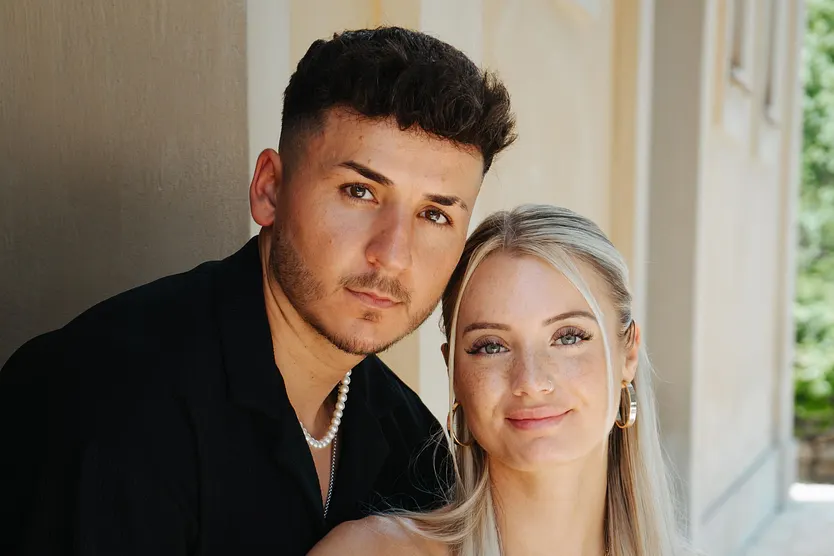 "Temptation Island"-Stars Enrico und Saskia lächeln in die Kamera