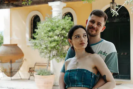 Raffaela und Jeremy posieren für das "Temptation Island"-Fotoshooting, er umarmt sie von hinten