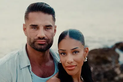 Aleks Petrovic und Vanessa Nwattu posieren am Strand für "Temptation Island VIP"