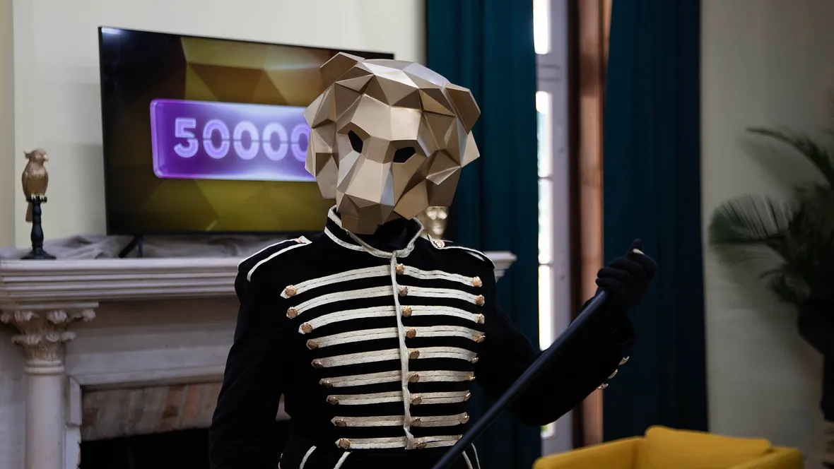 Der Löwe von der amazon prime serie the 50 steht im Schloss vor einem Kamin mit dem Jackpot im Hintergrund Der Löwe von der amazon prime serie the 50 steht im Schloss vor einem Kamin mit dem Jackpot im Hintergrund