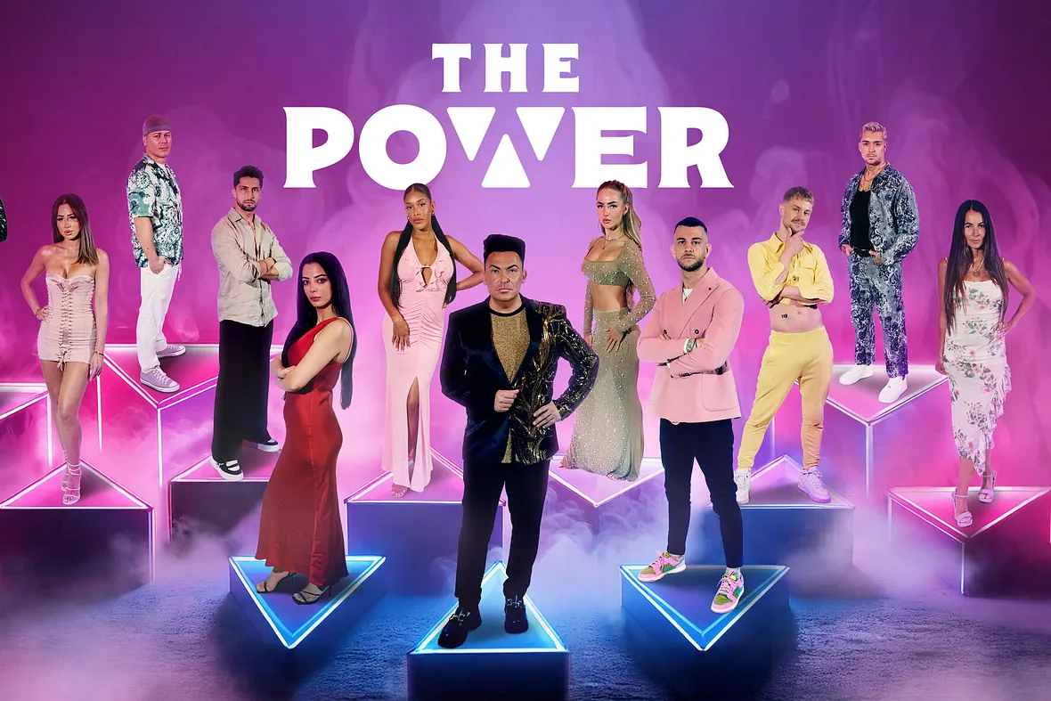 Der Cast von "The Power" posiert auf Dreiecken.