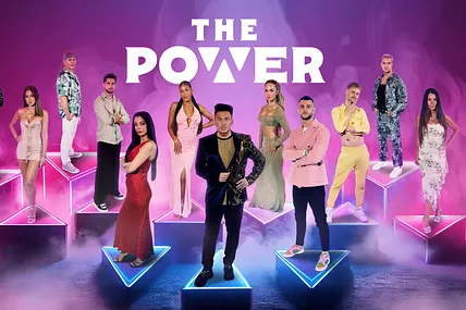 Der Cast von "The Power" posiert auf Dreiecken. 