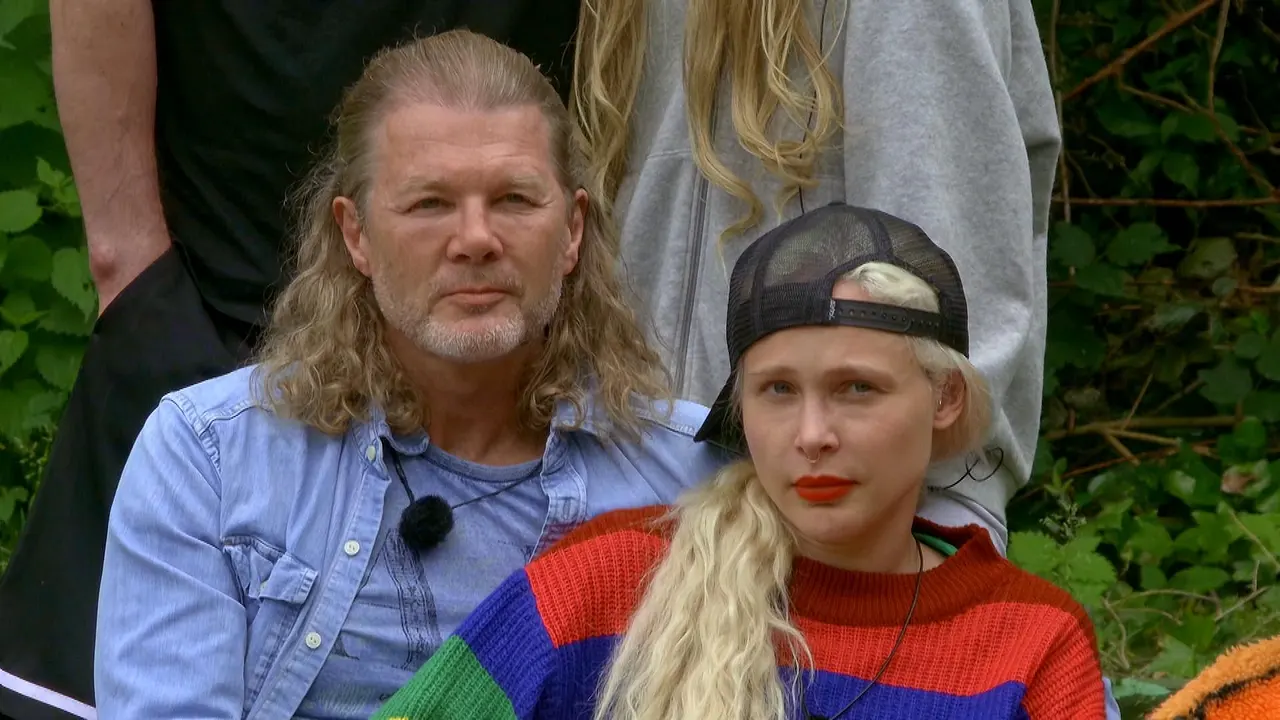 Theresia und Stefan geraten in die Kritik Theresia Fischer und Freund Stefan im Sommerhaus - Foto: RTL