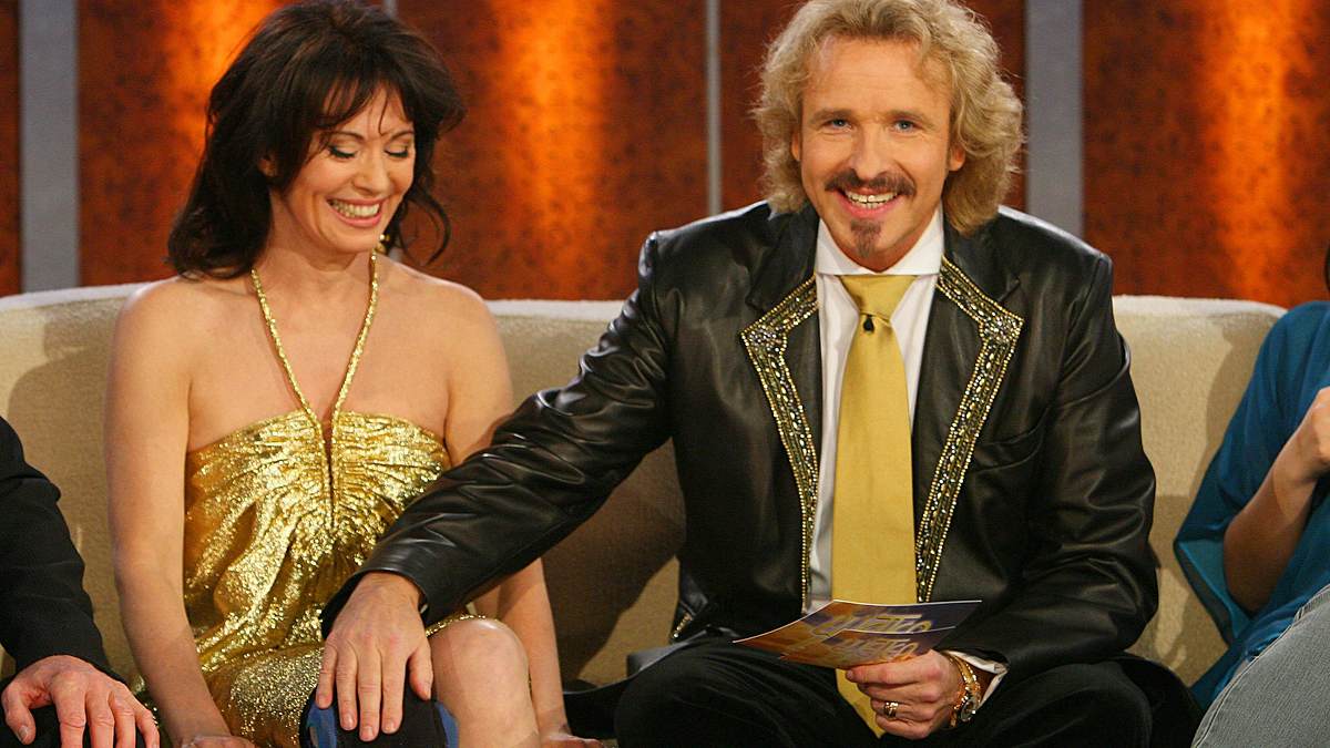 Thomas Gottschalk berührt Iris Berben am Knie