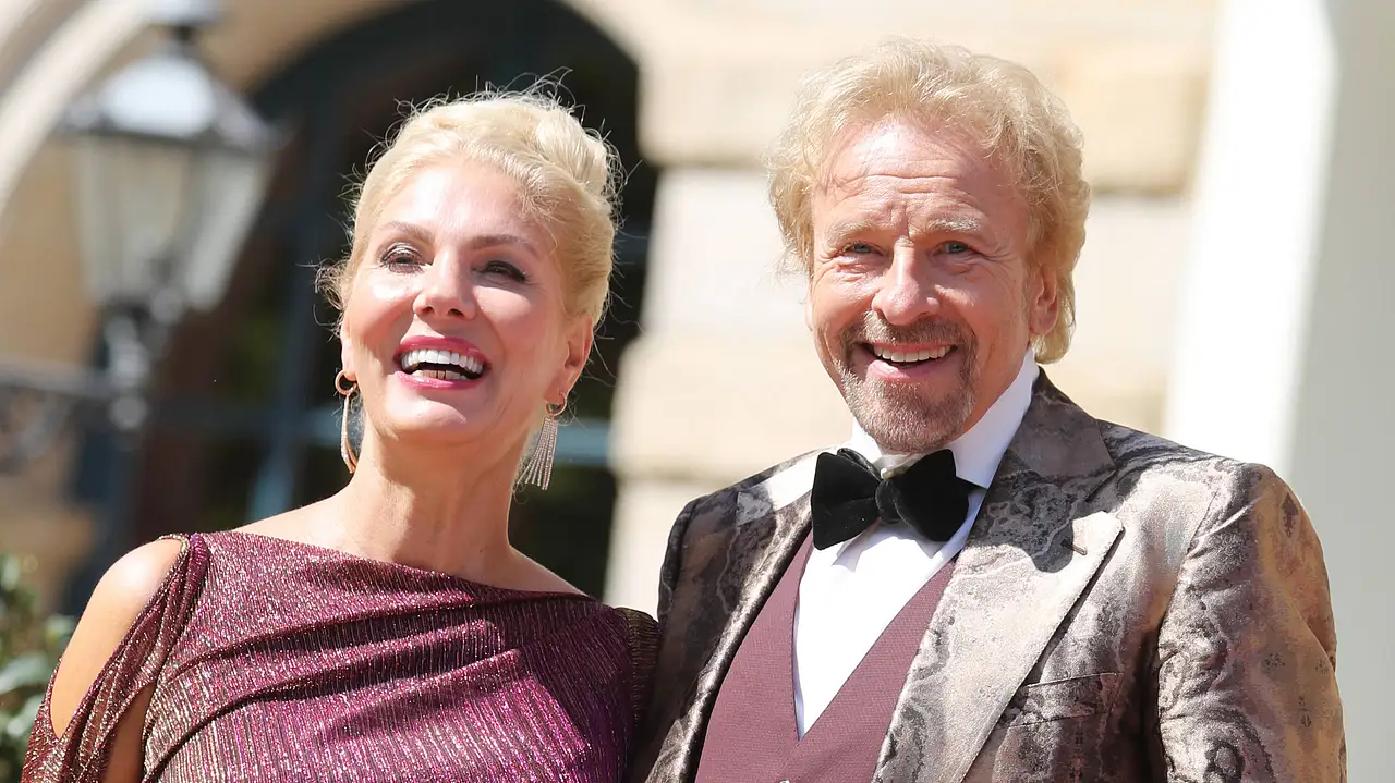 Thomas Gottschalk und Karina Mroß Thomas Gottschalk und Karina Mroß - Foto: IMAGO/ Sammy Minkoff