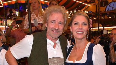 Thomas Gottschalk und Freundin Karina Mroß besuchen das Oktoberfest - Foto: Getty Images