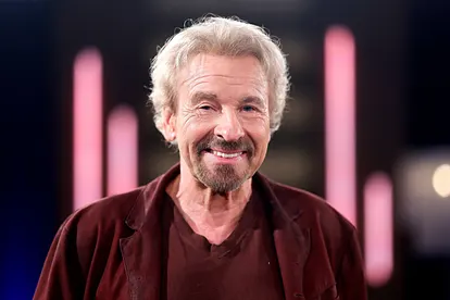 Thomas Gottschalk, hier entspannt in die Kamera lächelnd,  verkündet in einer RTL-Show seinen Rückzug.