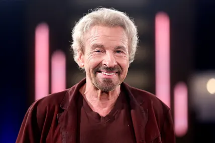 Thomas Gottschalk, hier entspannt in die Kamera lächelnd,  verkündet in einer RTL-Show seinen Rückzug.