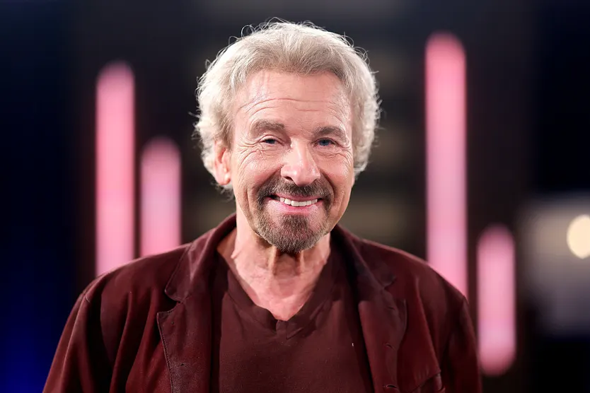 Thomas Gottschalk, hier entspannt in die Kamera lächelnd,  verkündet in einer RTL-Show seinen Rückzug.