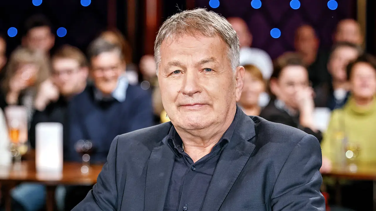 Thomas Rühmann aka Roland Heilmann bei "In aller Freundschaft" Thomas Rühmann schaut bei Riverboat im MDR in die Kamera - Foto: IMAGO / STAR-MEDIA