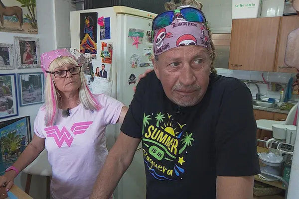 Thommy Schmelz und Ehefrau Kathrin Mermi-Schmelz stehen nebeneinander in der Küche. Sie schauen nachdenklich und ernst.