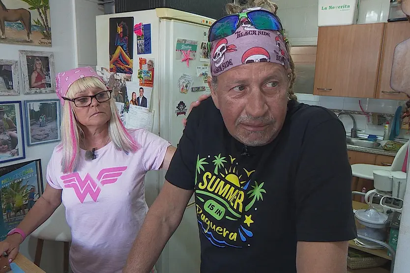 Thommy Schmelz und Ehefrau Kathrin Mermi-Schmelz stehen nebeneinander in der Küche. Sie schauen nachdenklich und ernst.