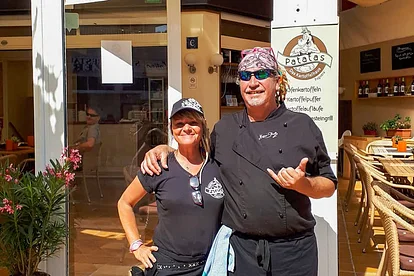 Thommy Schmelz posiert mit Ehefrau Kathrin Mermi-Schmelz vor dem Restaurant "potatos".