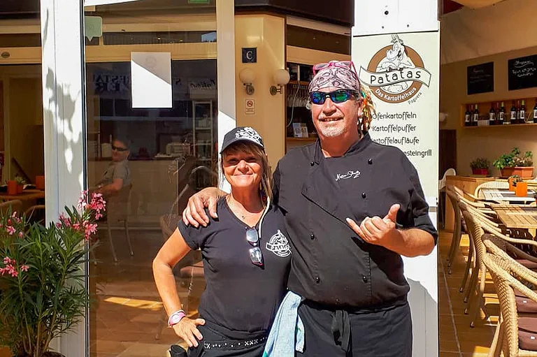 Thommy Schmelz posiert mit Ehefrau Kathrin Mermi-Schmelz vor dem Restaurant "potatos".