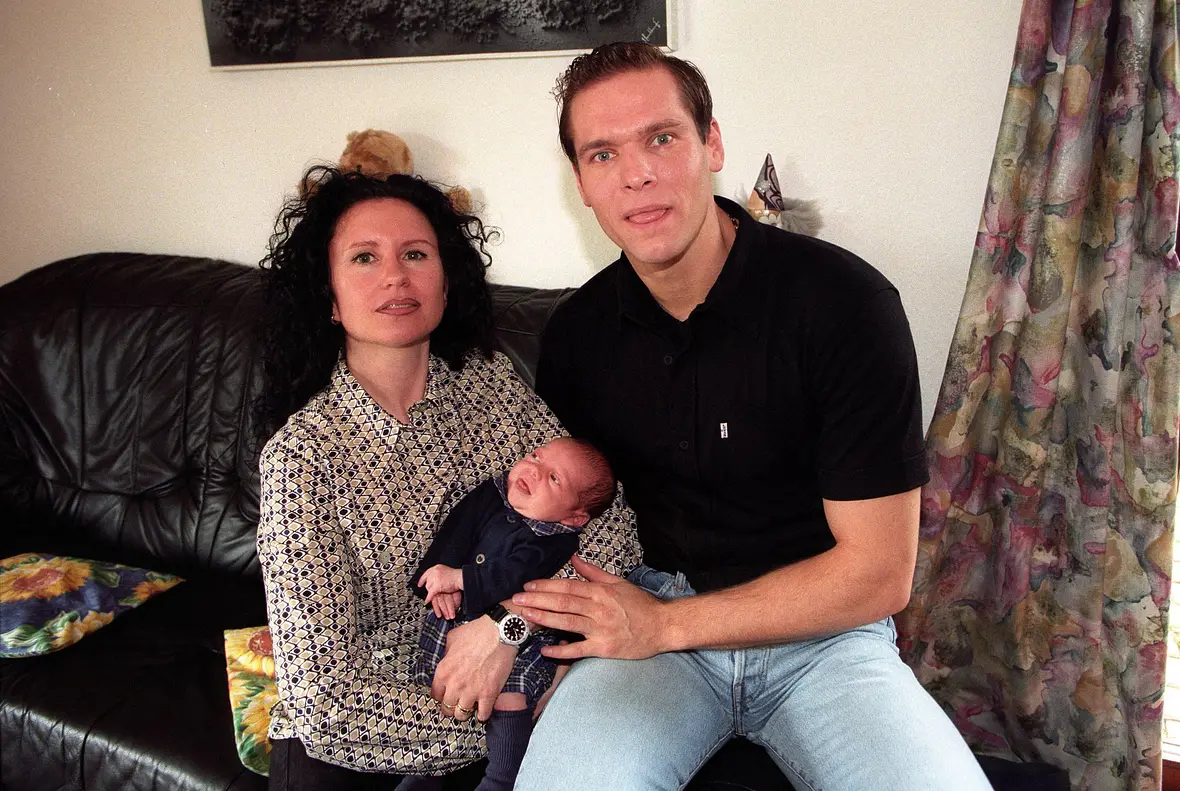 Thorsten Legat posiert mit Familie vor der Kamera Thorsten Legat posiert mit Familie vor der Kamera