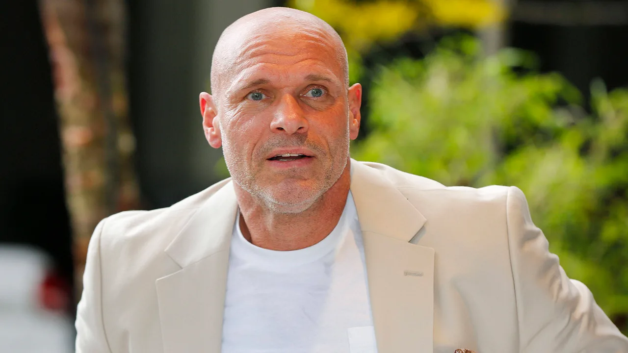 Thorsten Legat: Rauswurf bei "Promi-Büßen"? Thorsten Legat schaut schockiert in die Kamera - Foto: IMAGO / Future Image