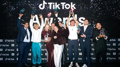 Stolze Gewinner: In Berlin wurden die TikTok-Awards verliehen. - Foto: TikTok