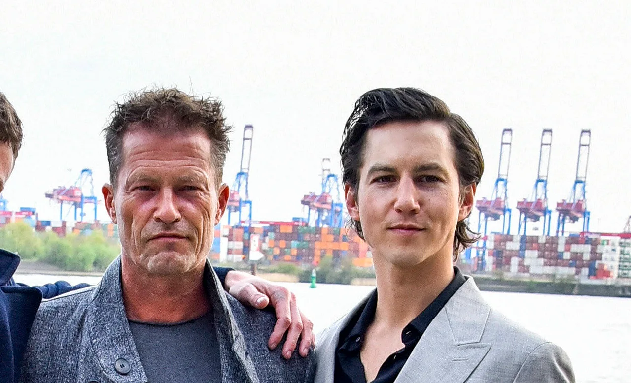 Til Schweiger und Tim Oliver Schulz stehen zusammen am Hafen in Hamburg