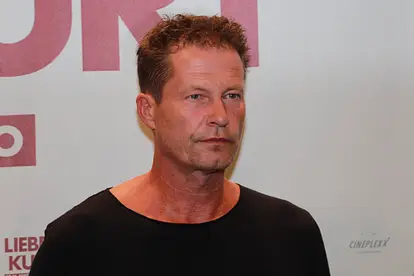 Til Schweiger blickt ernst geradeaus.