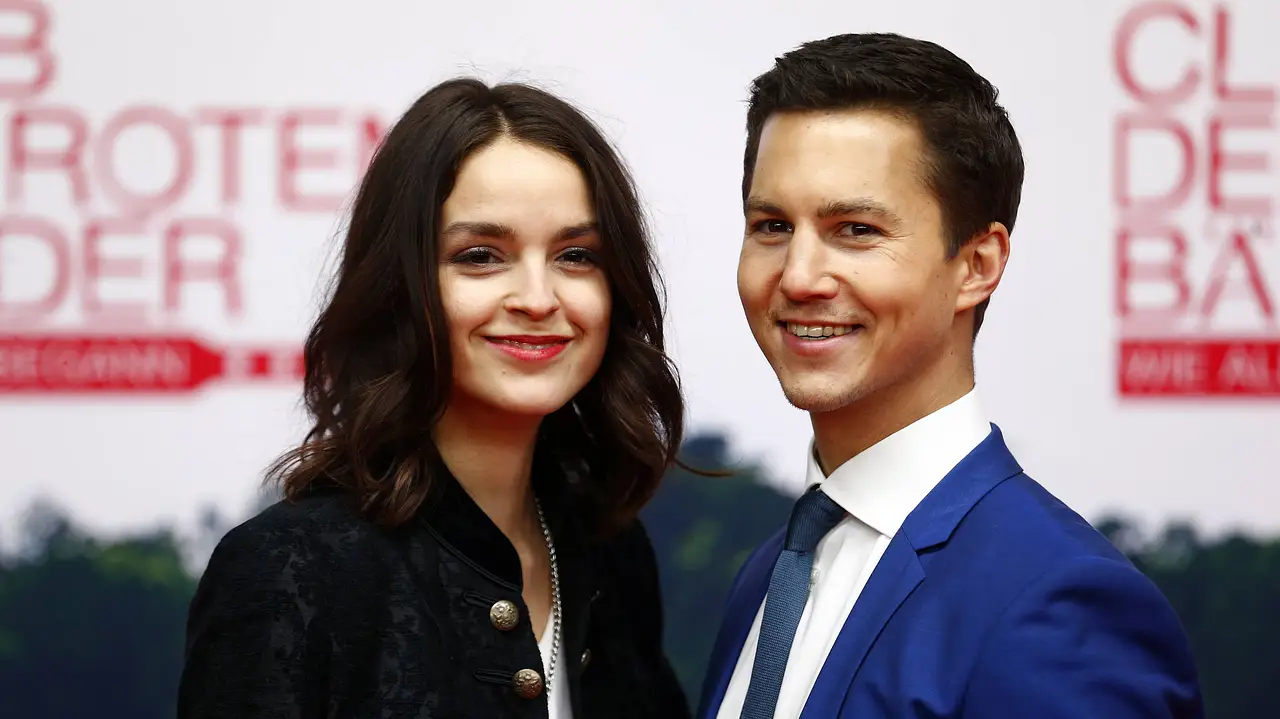 Tim Oliver Schultz mit Film-Freundin Luise Befort Tim Oliver Schultz mit Film-Freundin Luise Befort - Foto: Imago